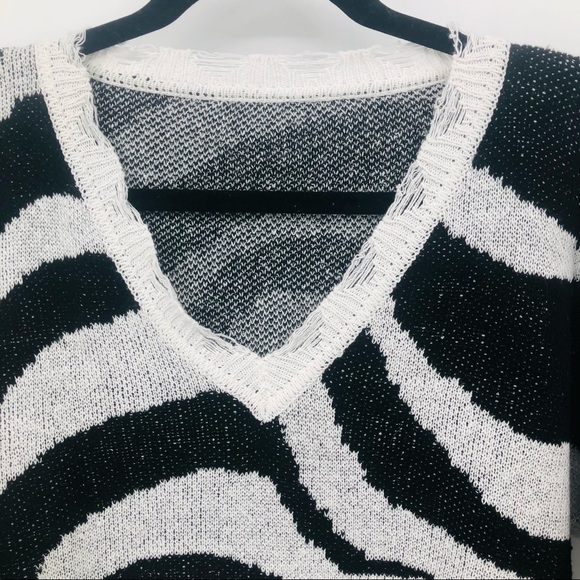 Shein Black‎ and white zebra print sweater - Picture 3 of 11